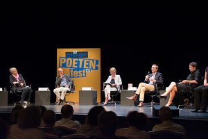 Sonntagsmatinee: Welt Macht Verschiebungen Podiumsdiskussion mit (vlnr) Susanne Koelbl, Wolfgang Dietrich, Ulrike Ackermann (Moderation), Christoph von Marschall und Nicole Deitelhoff Copyright: Erlanger Poetenfest – Foto: Erich Malter, 2018